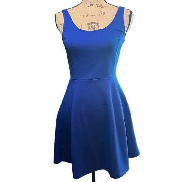 H&M Dresses & Skirts - Beautiful blue dress -*never worn